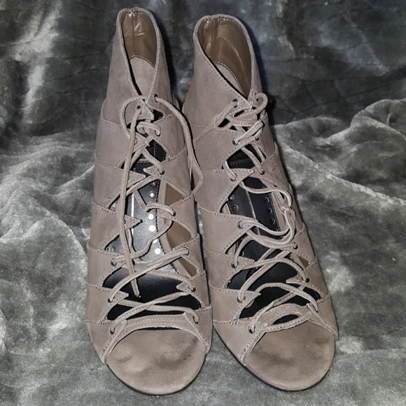 Shoes - Picture 4 of 4